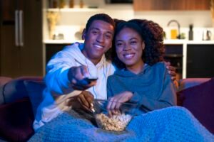 Casal Sorridente Em Foto Media No Sofa